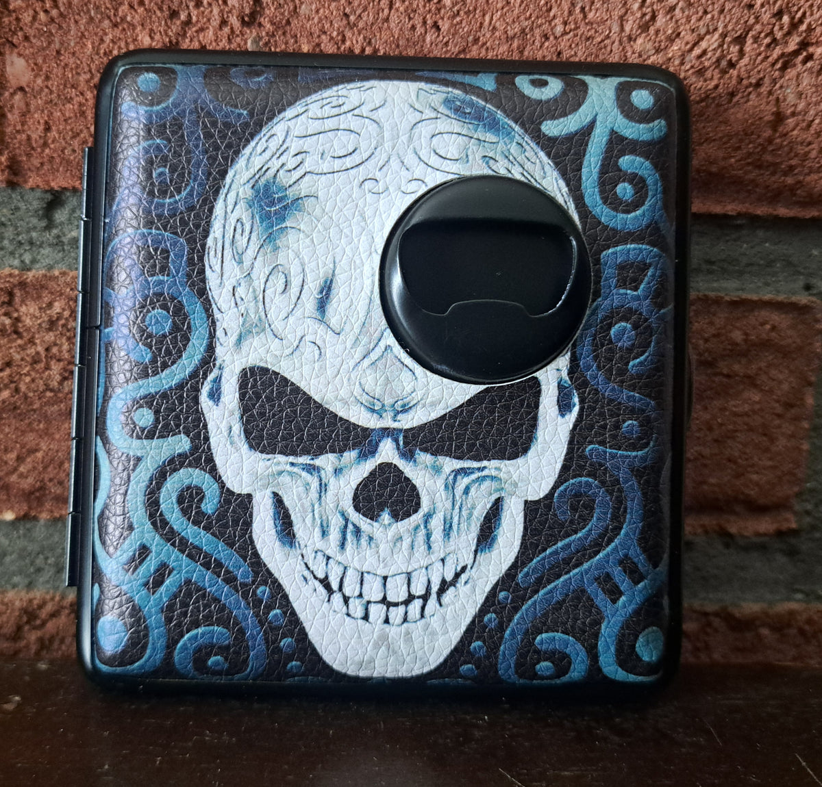Champ sigaretten opbergdoos met bieropener, Skull zwart wit blauw