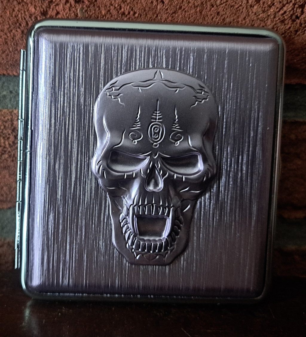 Metalen Skull sigarettenkoker voor 20 sigaretten, roze.