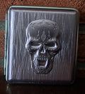 Metalen Skull sigarettenkoker voor 20 sigaretten, roze.