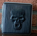 Metalen Skull sigarettenkoker voor 20 sigaretten, zwart.