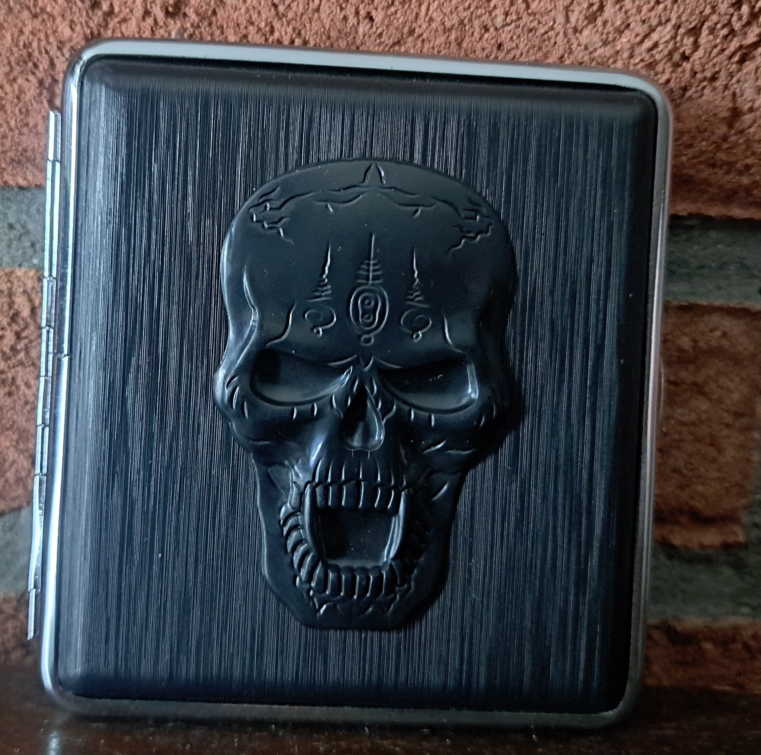Metalen Skull sigarettenkoker voor 20 sigaretten, zwart.