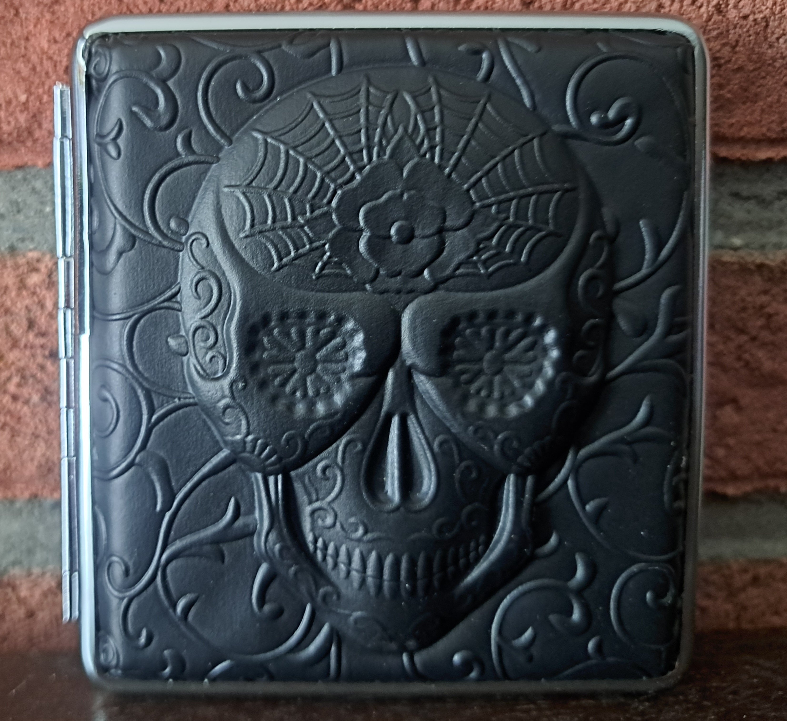 Metalen Skull sigarettenkoker voor 20 sigaretten, zwart.