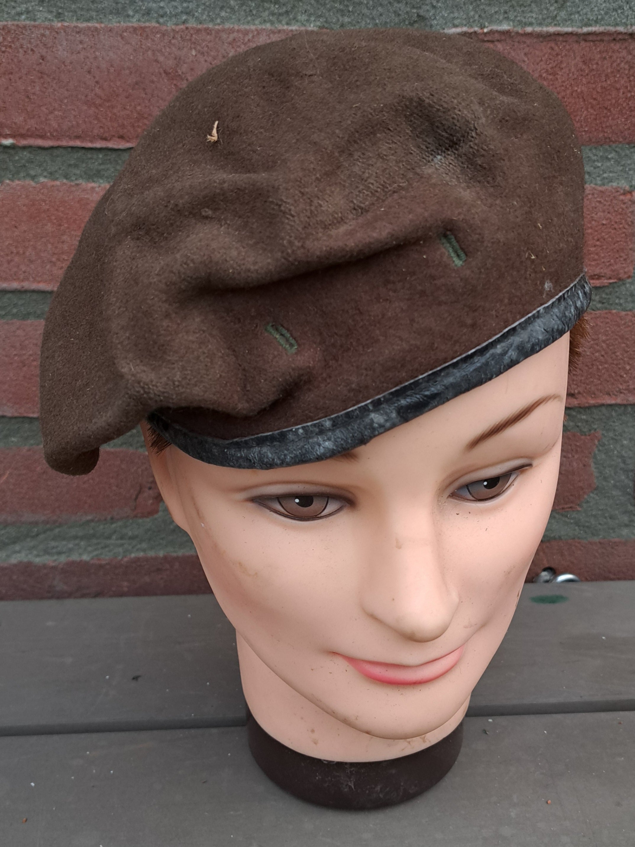 Bruine baret