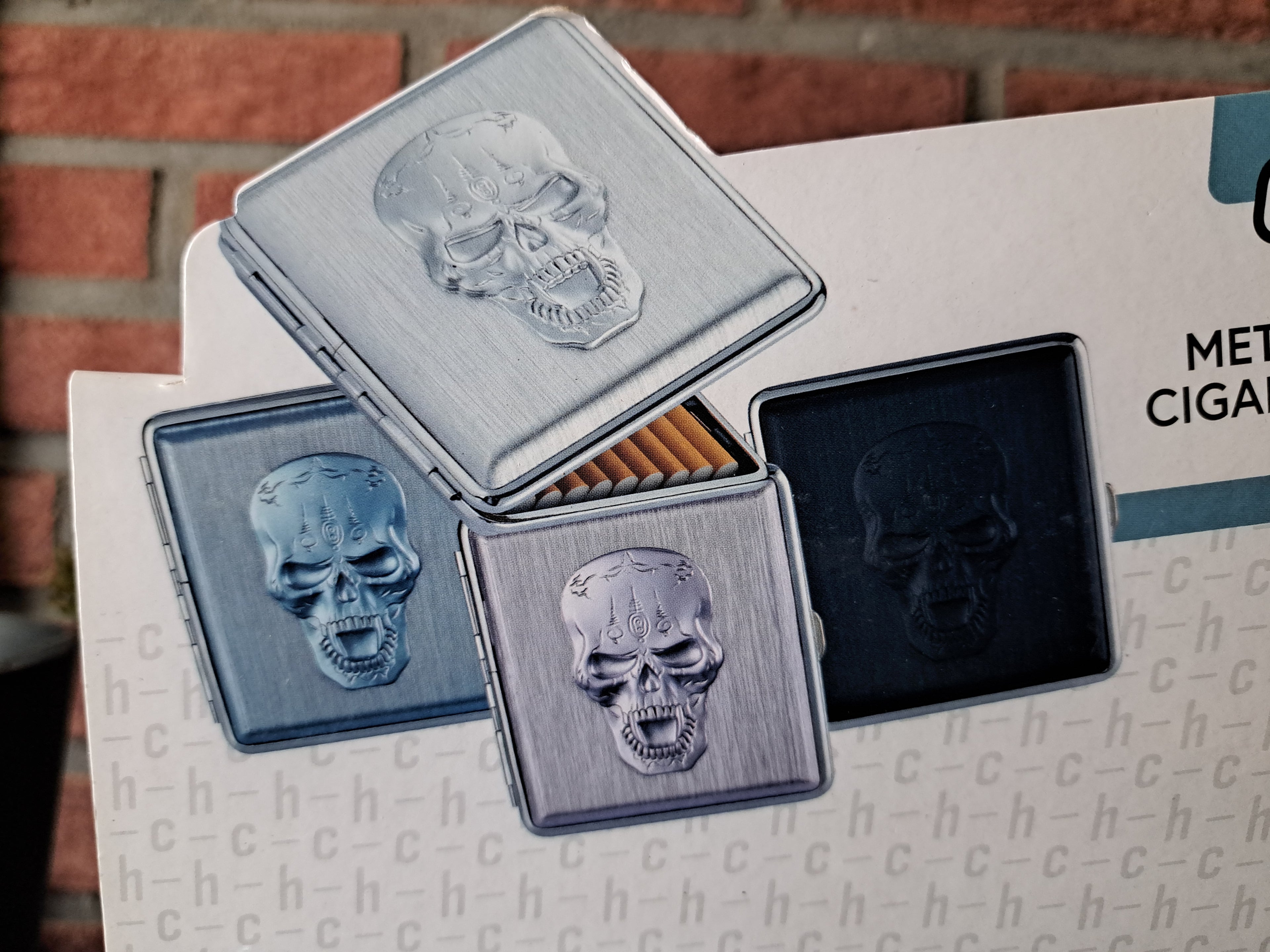 Metalen Skull sigarettenkoker voor 20 sigaretten, zwart.
