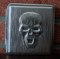 Metalen Skull sigarettenkoker voor 20 sigaretten, blauw.
