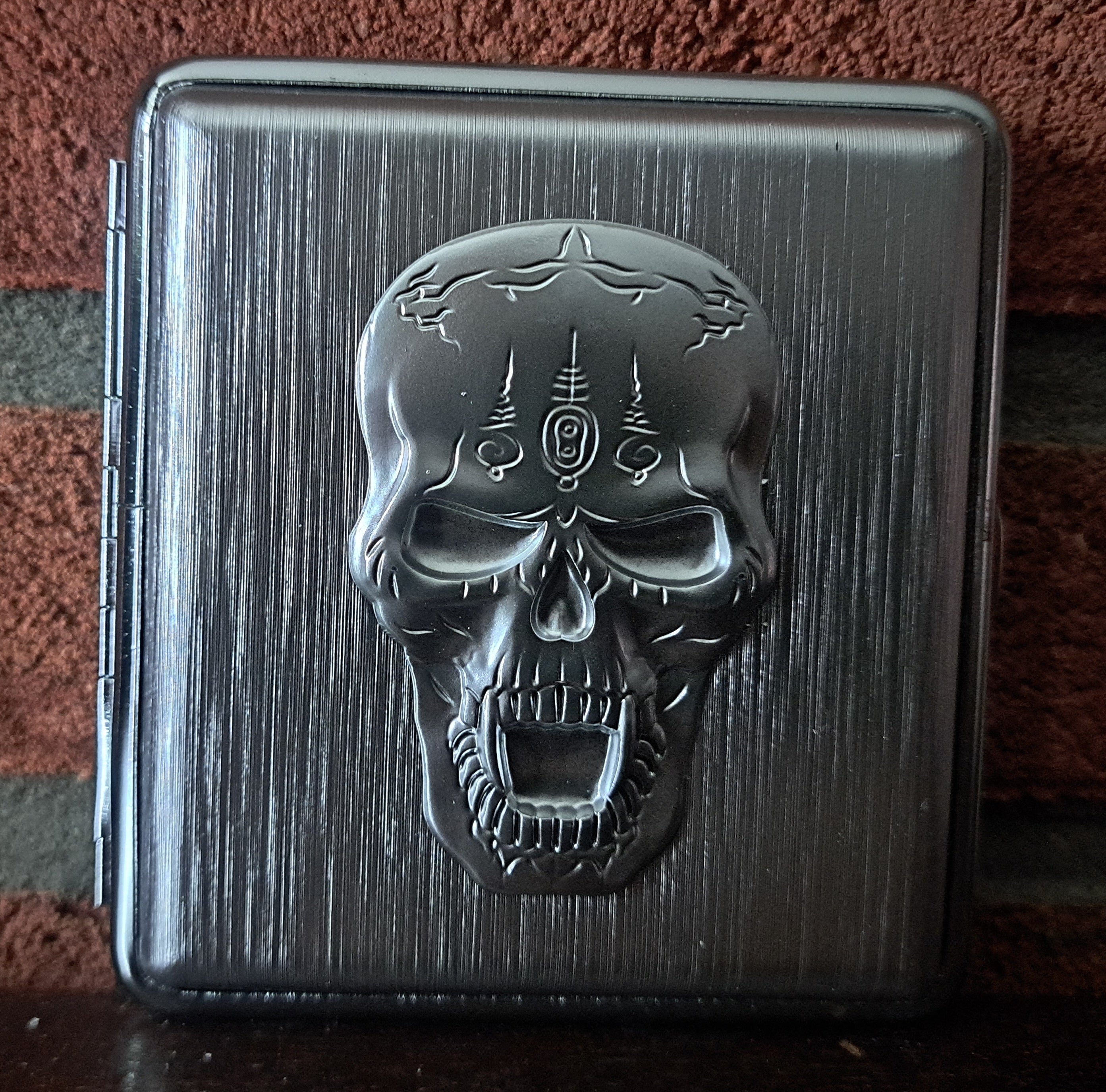 Metalen Skull sigarettenkoker voor 20 sigaretten, blauw.